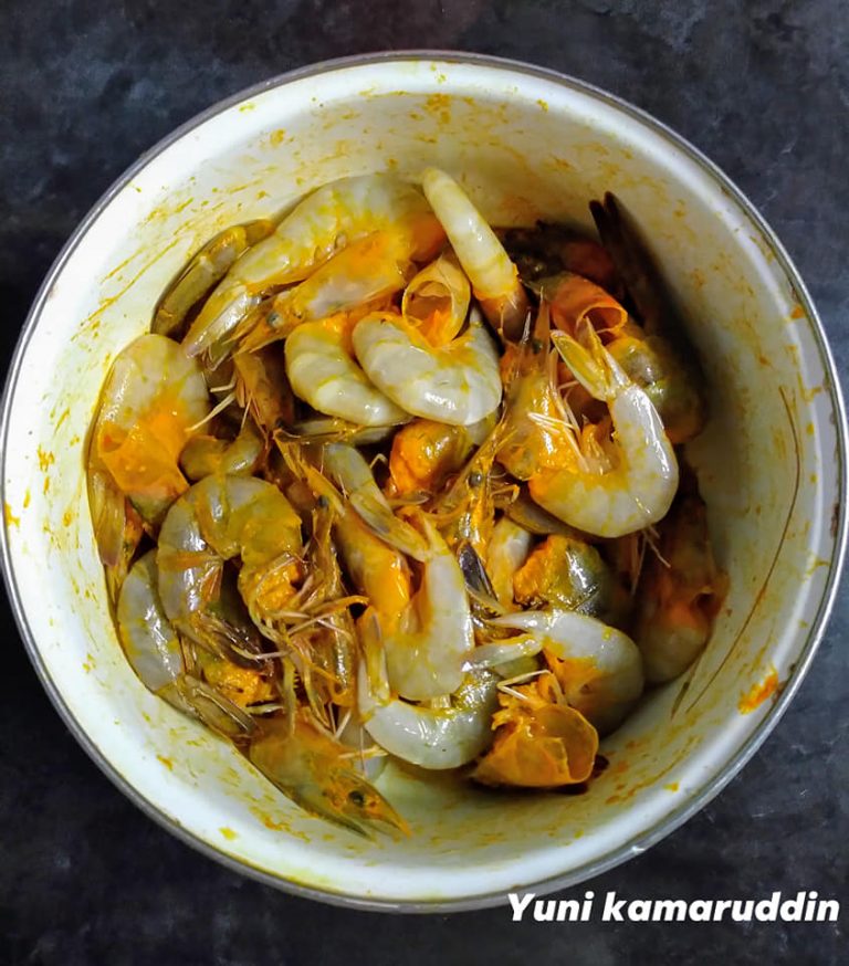 Cara untuk membuat Udang Masak Kam Heong yang menyelerakan. Resepi