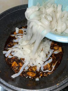 Cara untuk membuat Kueyteow Goreng versi pasar malam yang mudah dan